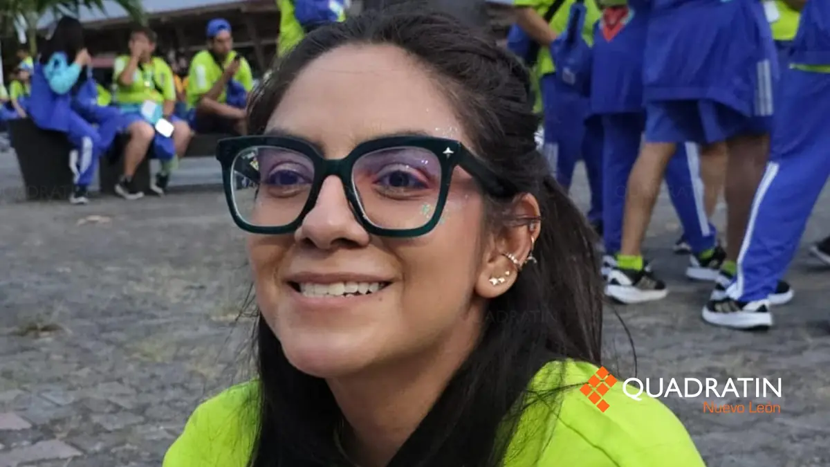 Jóvenes ayudan a turistas en la Copa Mundial de la FIFA 2026 en Nuevo León.