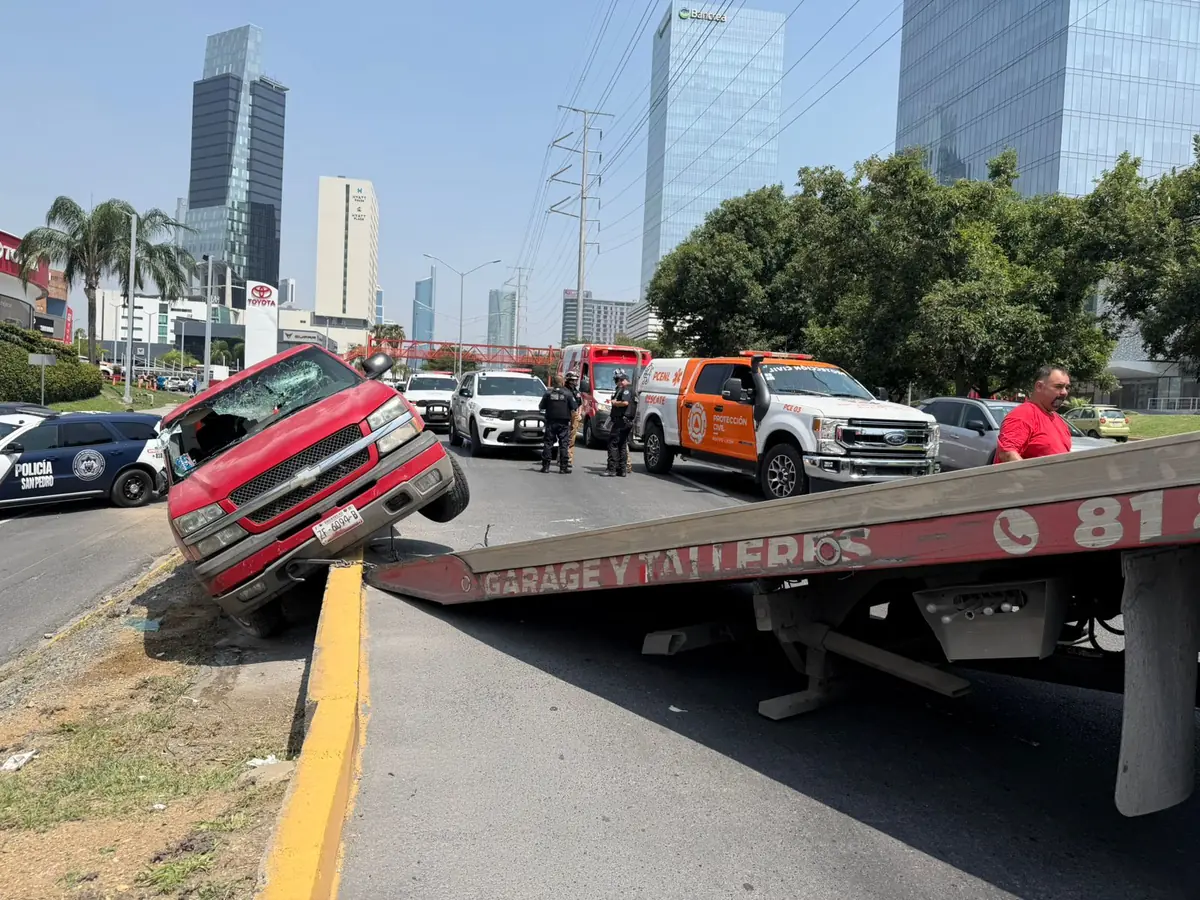 Accidente en Valle Oriente moviliza a cuerpos de auxilio; la conductora tomó atención médica por sus propios medios.