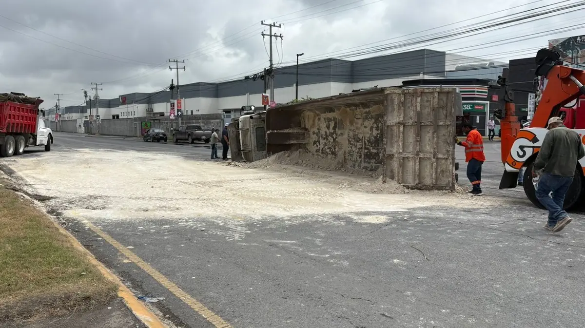Un accidente vial causa obstrucción en una de las avenidas más transitadas del municipio.