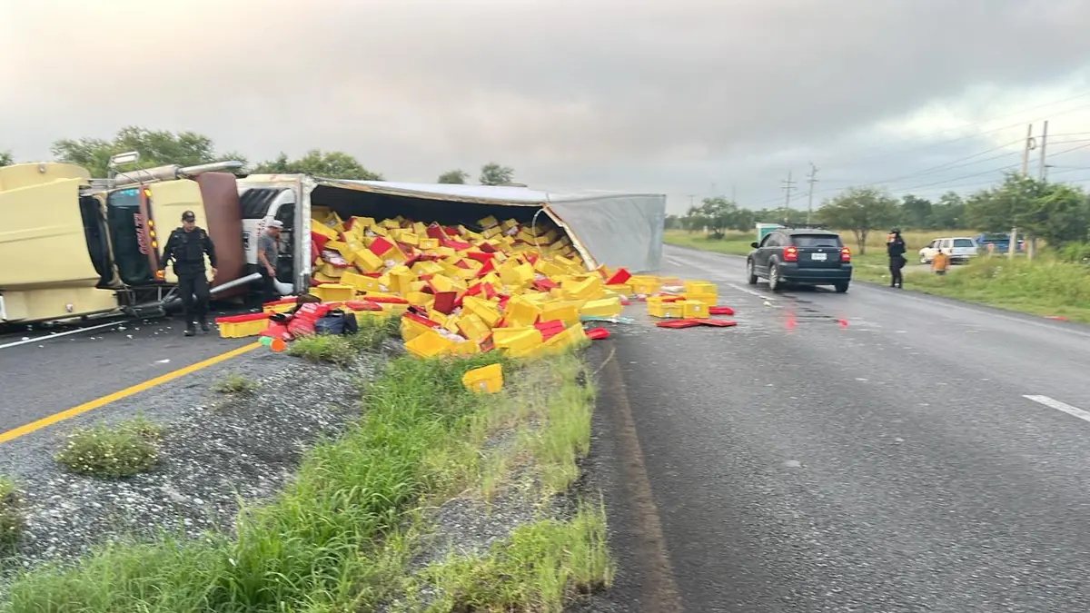 El accidente no dejó heridos, pero afecta la circulación en la carretera.