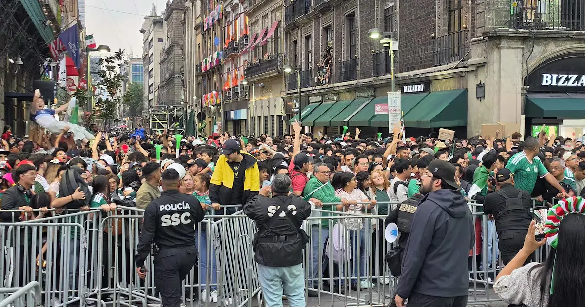 Miles de aficionados disfrutaron del partido del Mundial 2026 en el Zócalo, superando la capacidad máxima del evento.