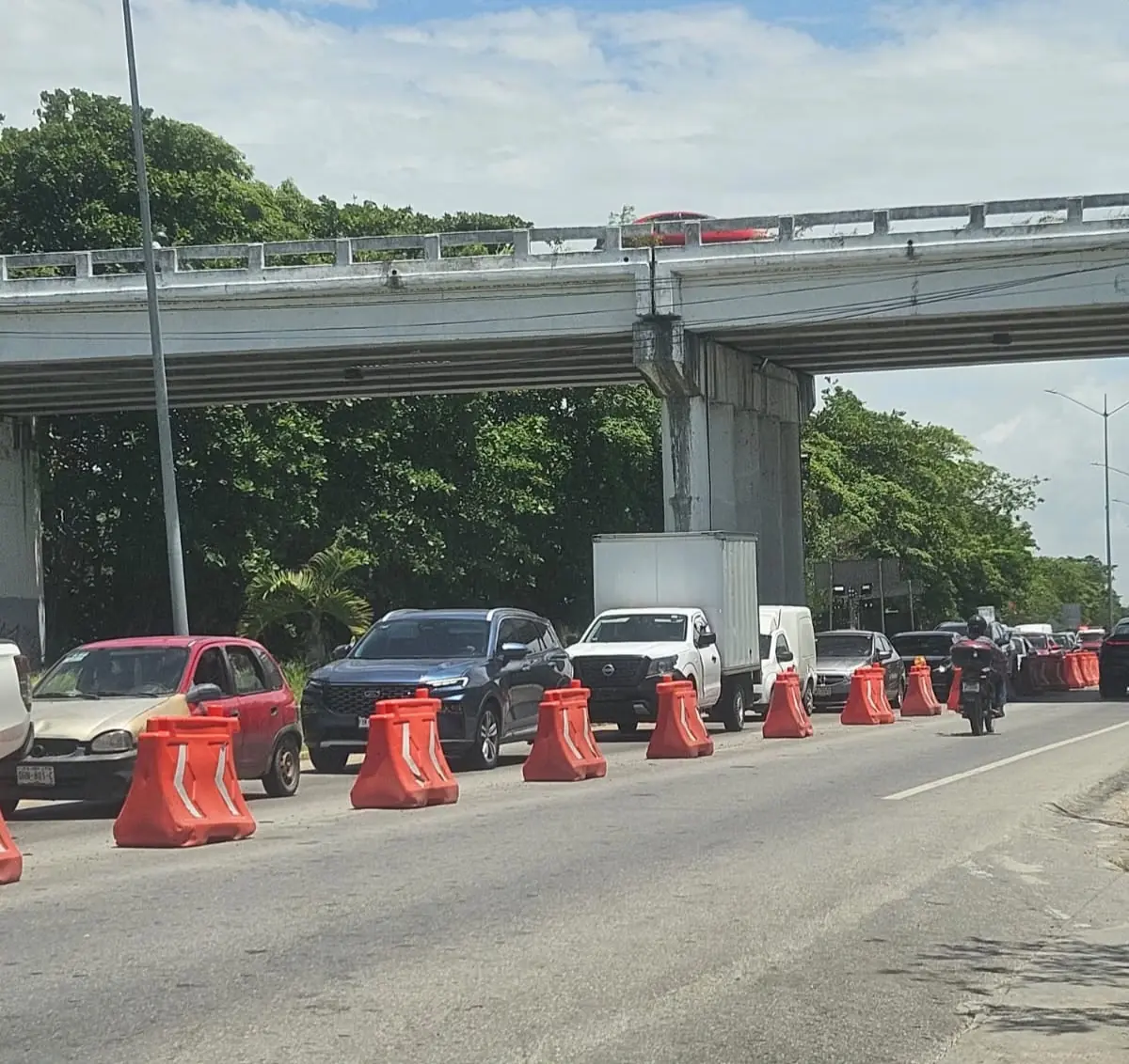 Congestionamiento vehicular afecta la ruta hacia la costa, se recomiendan alternativas.