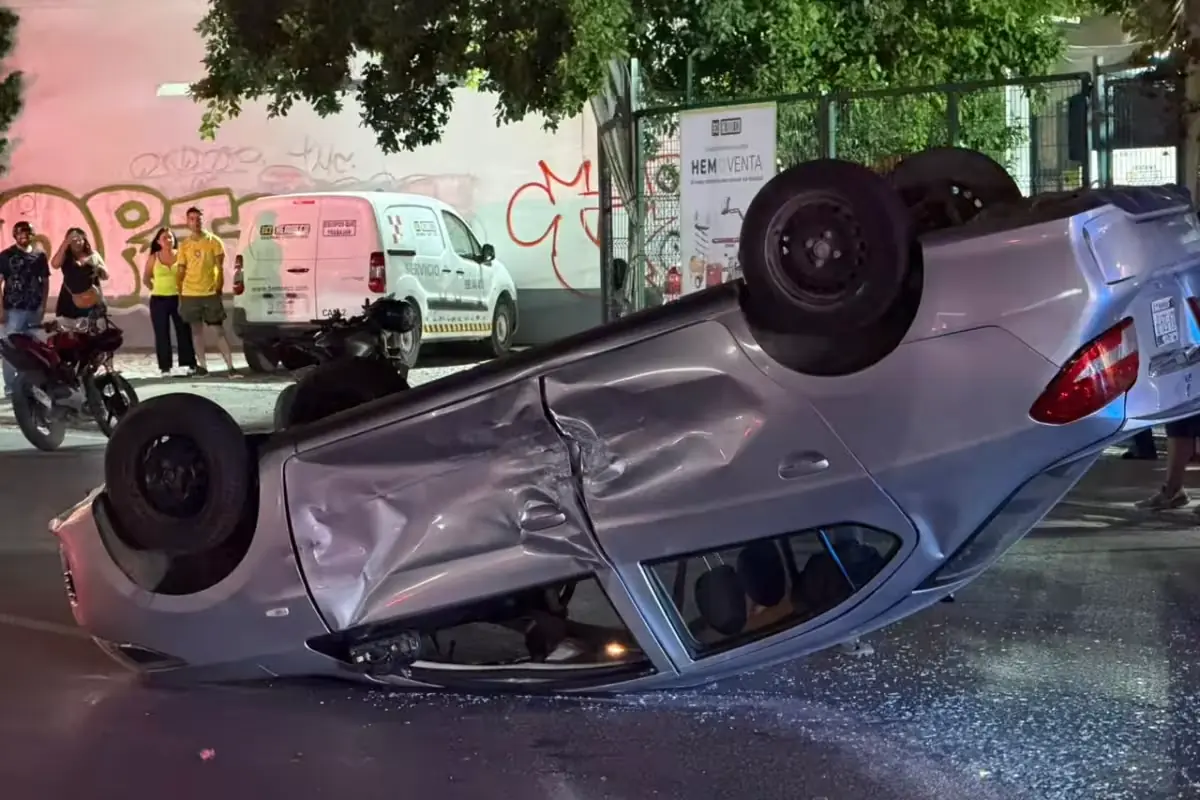 Un accidente en Cancún dejó a un lesionado y al responsable huyendo del lugar tras no respetar un semáforo.
