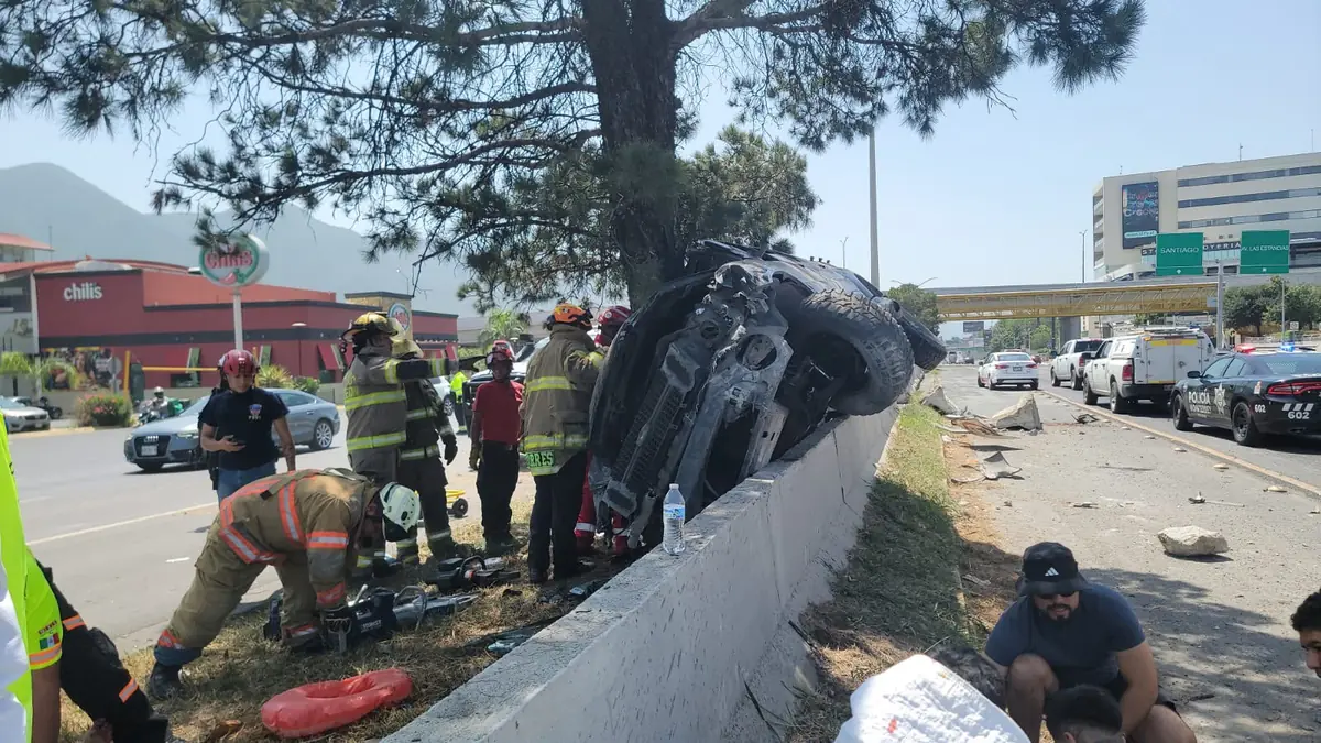 Un choque en Monterrey, Nuevo León, involucra una camioneta y un árbol, causando movilización de emergencias.