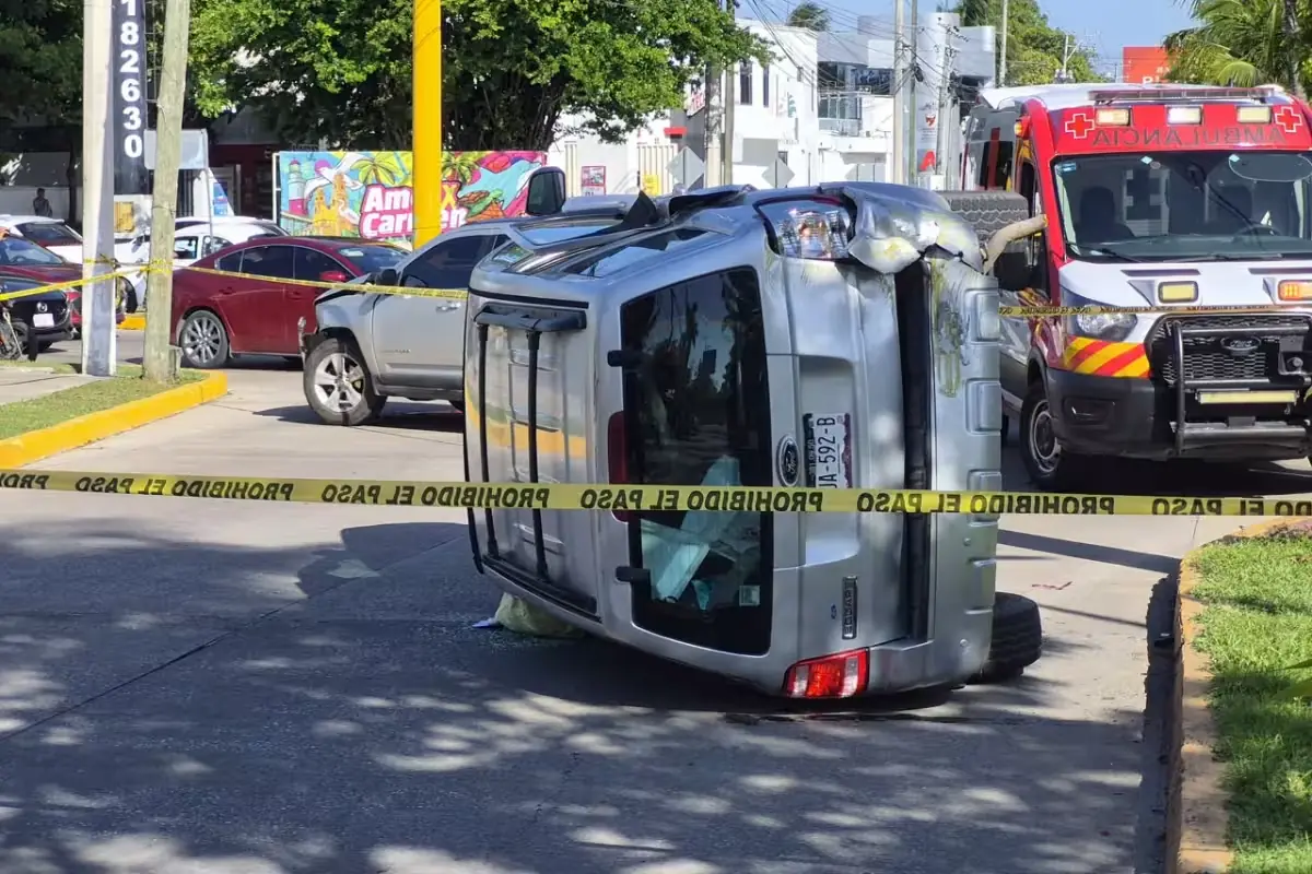 Un choque entre dos camionetas en Ciudad del Carmen provoca heridos leves y daños materiales significativos.