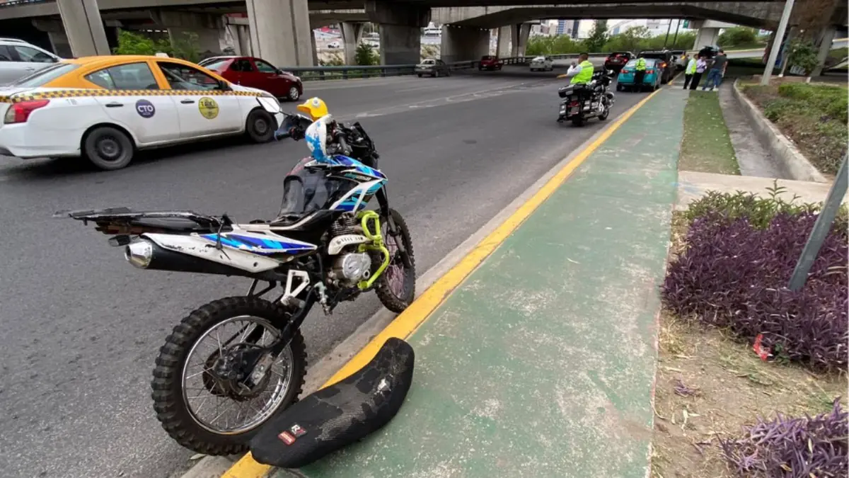 Un motociclista fue trasladado al hospital tras chocar con un Tesla en Balcones del Carmen, Monterrey.