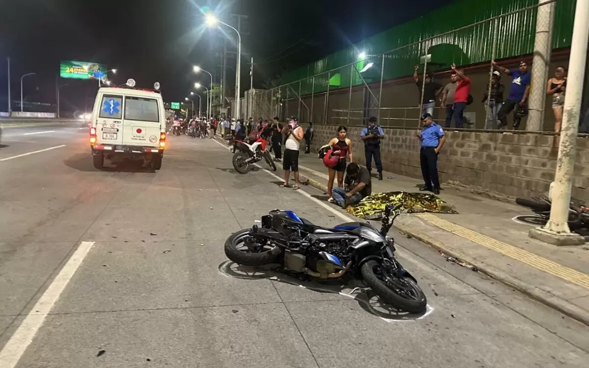 Una joven perdió la vida instantáneamente en un choque entre dos motos en Managua, causando conmoción en la comunidad.