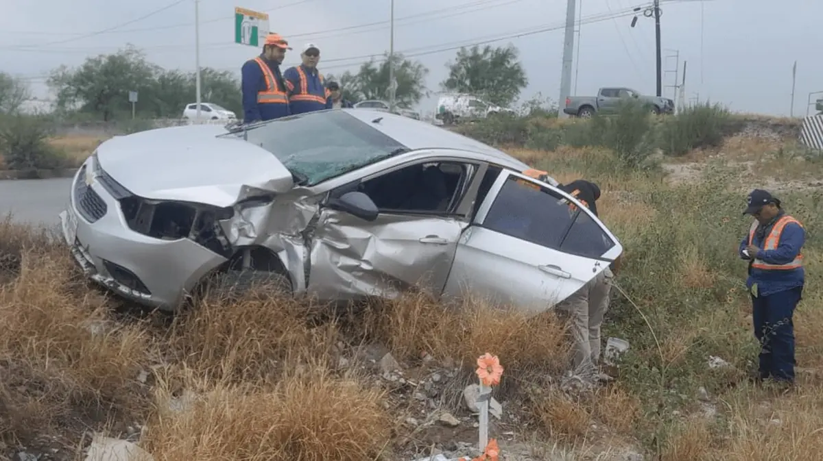 Un conductor fue hospitalizado tras ser impactado por un tren en el cruce de avenidas.