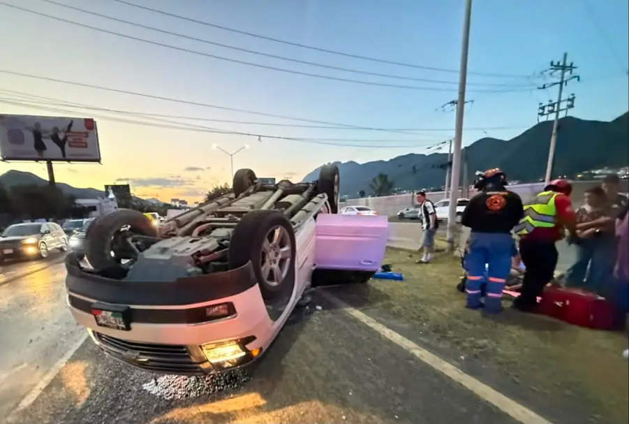 Una colisión entre un automóvil y una camioneta movilizó a cuerpos de auxilio en Monterrey, Nuevo León.