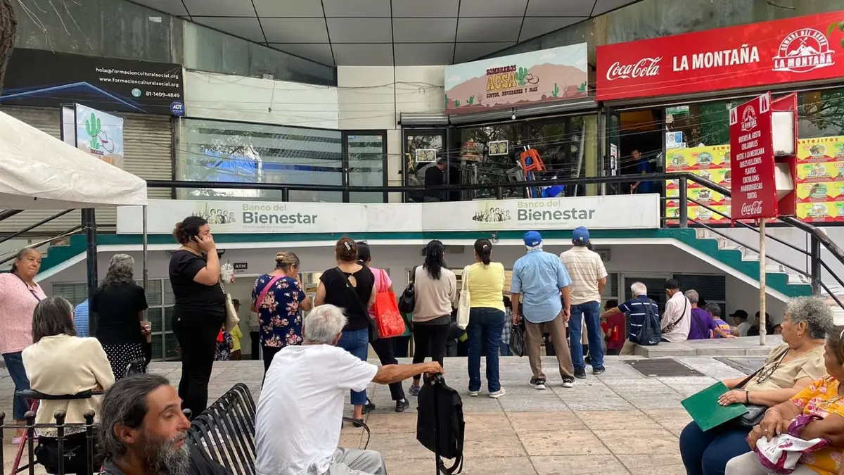 La espera de los beneficiarios en Monterrey refleja la necesidad de apoyo social.