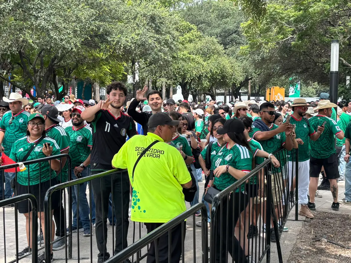 La llegada anticipada de miles de fanáticos refleja la pasión por el Tricolor y el partido contra Inglaterra.