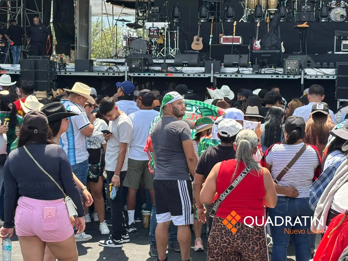 La espera en el Fan Fest de Monterrey atrae a cientos de fans, desafiando altas temperaturas.