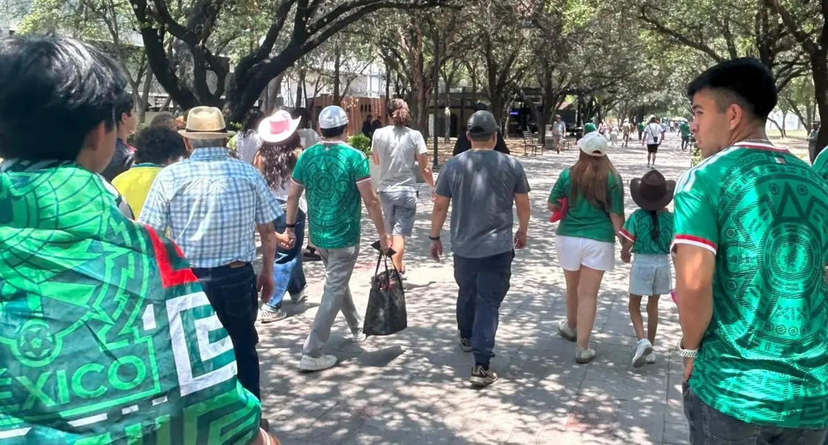 Se habilitan más pantallas para que aficionados disfruten del partido México vs Inglaterra.