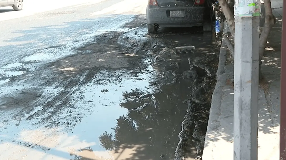 La colonia enfrenta problemas de insalubridad por fugas de aguas residuales que afectan a vecinos y comercios.