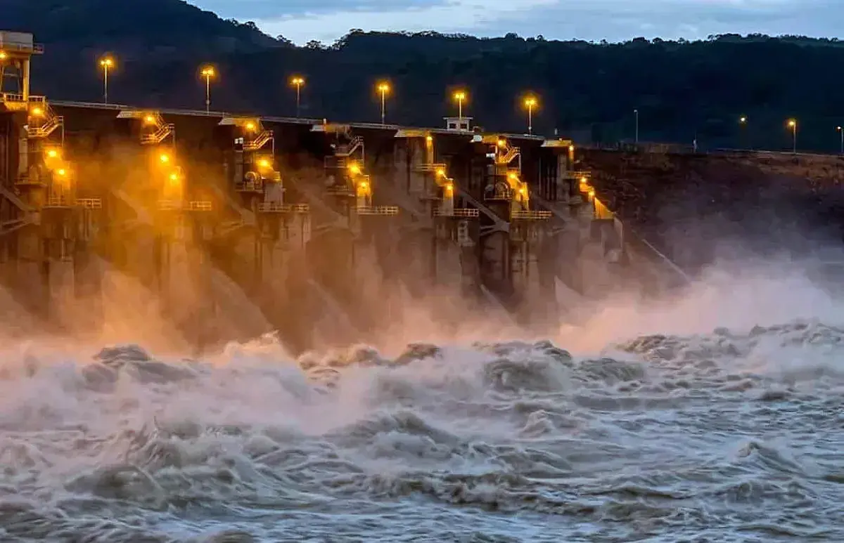Las intensas lluvias y la erogación de agua generan preocupación en localidades ribereñas.