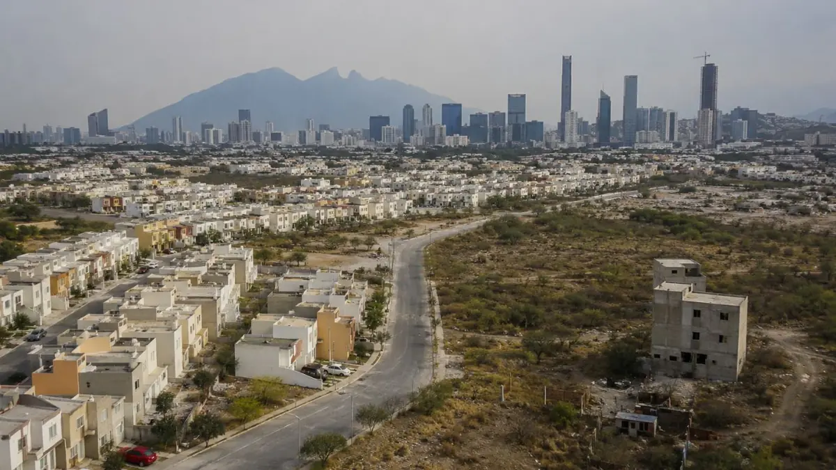 Familias de la Zona Metropolitana de Monterrey enfrentan dificultades para acceder a vivienda en el centro.