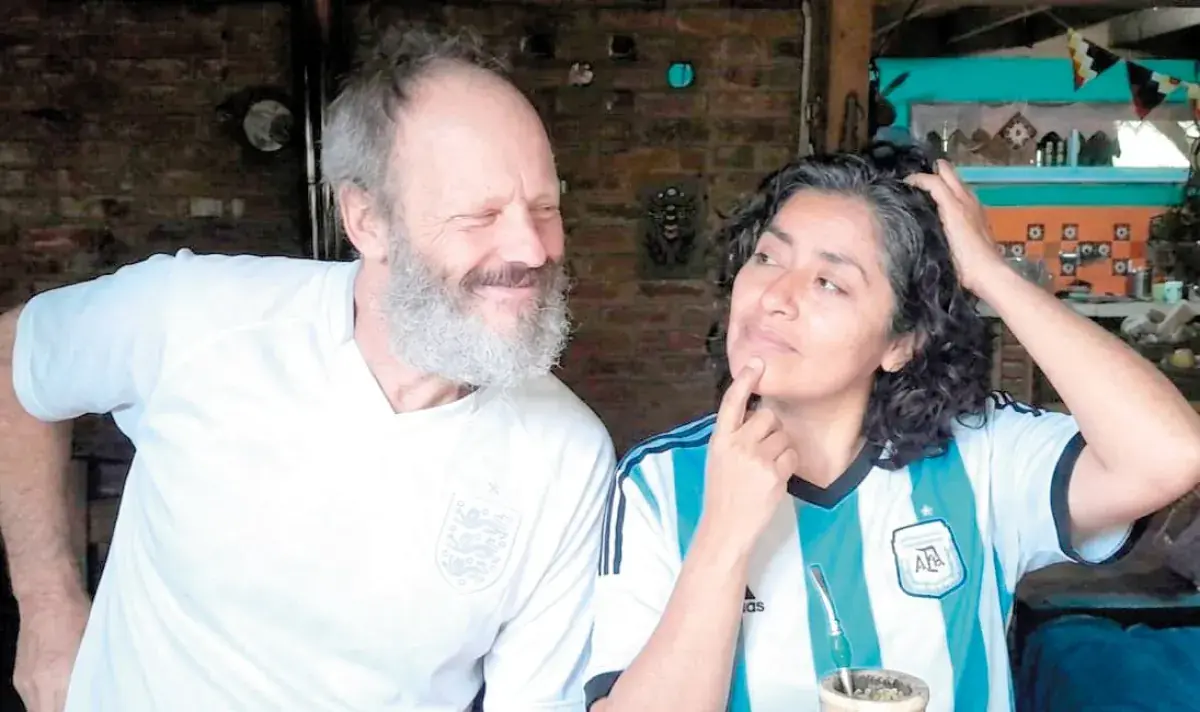 Natalia Coronel y Guy Cox celebran su amor mientras Argentina e Inglaterra se enfrentan en el Mundial.