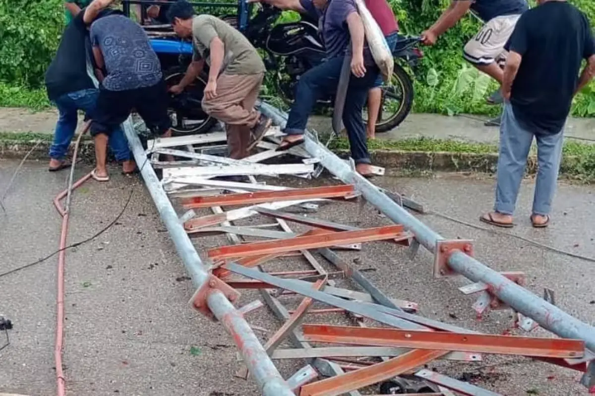 La caída de la estructura afecta la escuela y la circulación vial en la comunidad.