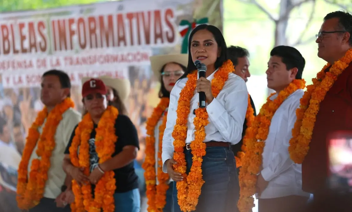 La presidenta nacional de Morena aboga por la unidad en una asamblea con el senador con licencia.