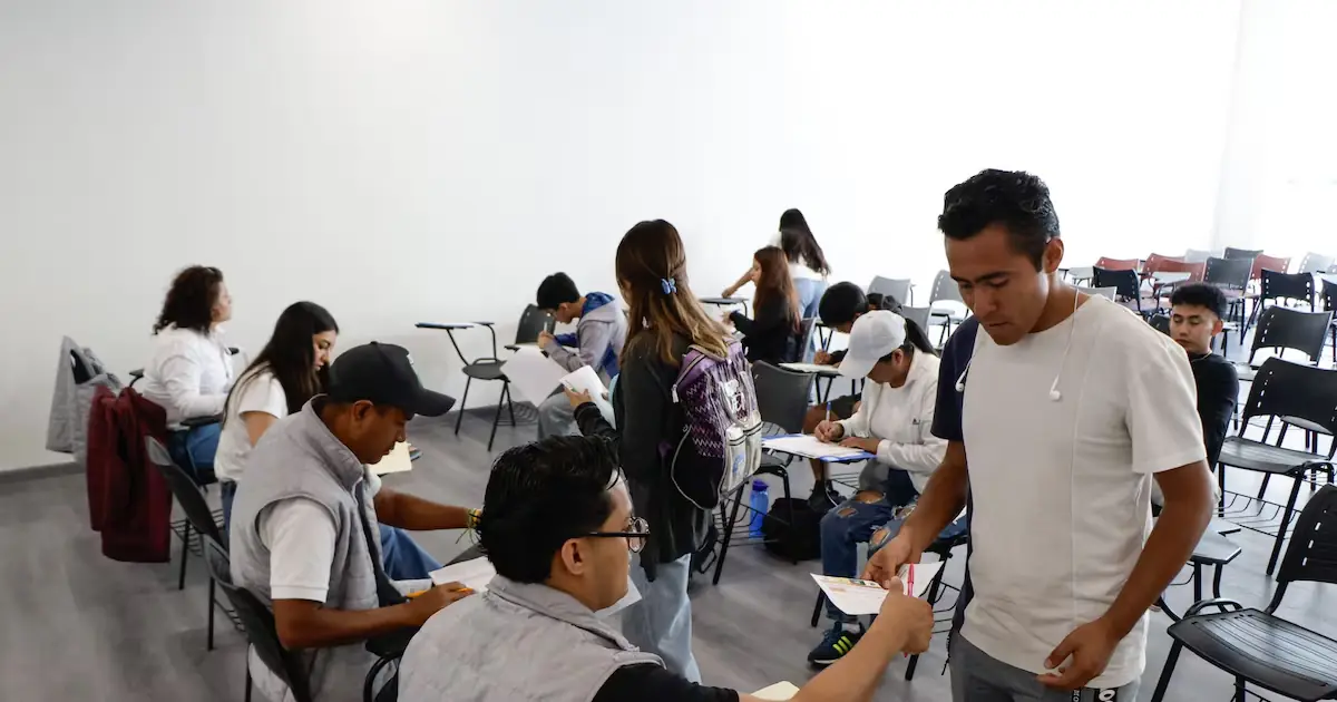 El gobernador de Puebla enfatiza la educación como clave para prevenir el delito entre jóvenes.
