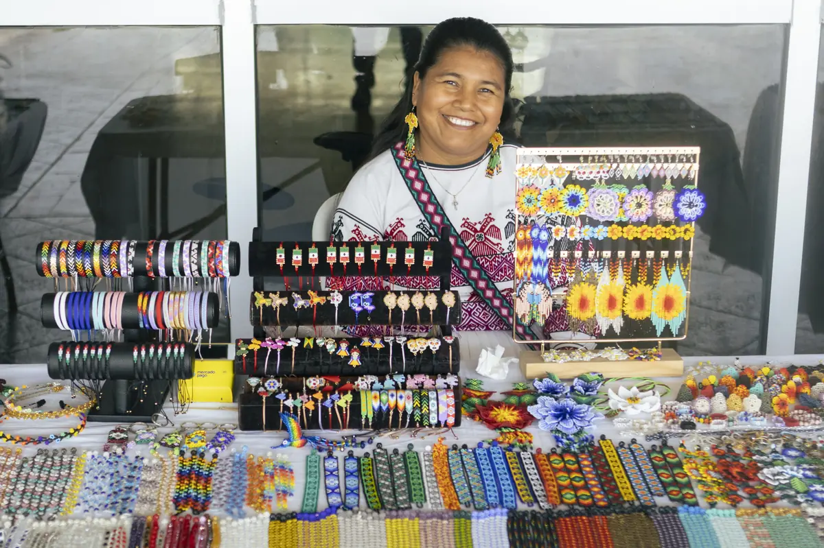La exposición "Niérika" muestra la riqueza cultural de comunidades wixaritari en Guadalajara.