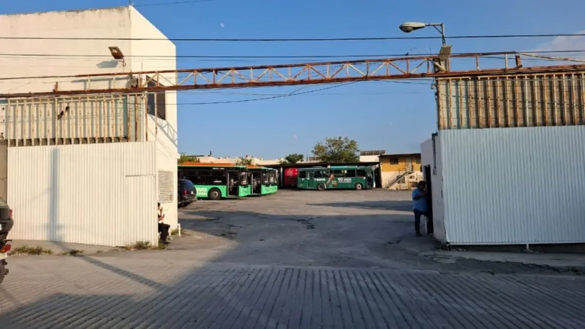 Un grupo armado asaltó la base de transporte público en Monterrey, generando inseguridad en la zona.