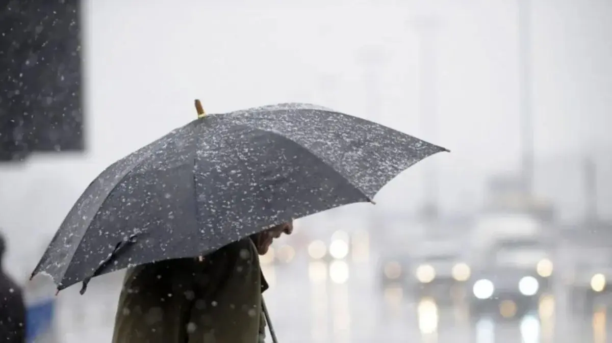 Un canal de baja presión y ciclones atmosféricos incrementarán las lluvias en Nuevo León este lunes.