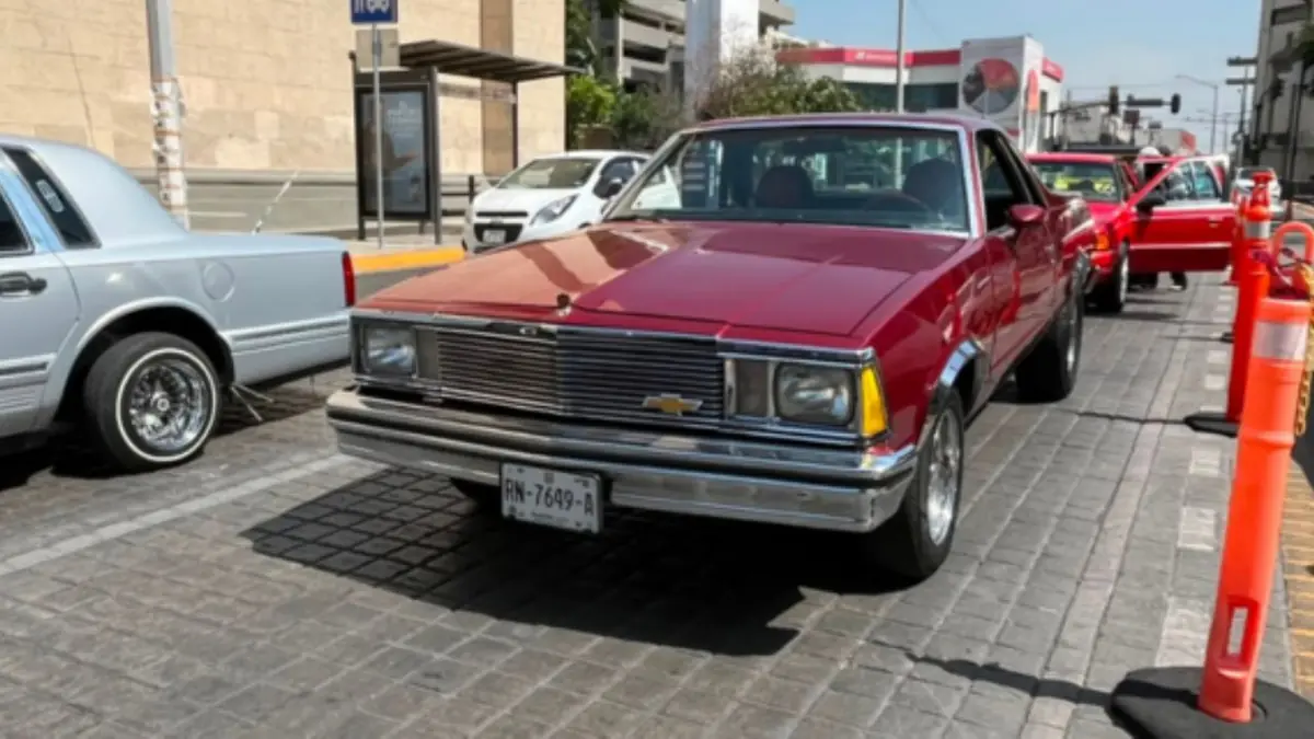Más de 50 autos clásicos recorren las calles, cautivando a aficionados y curiosos.