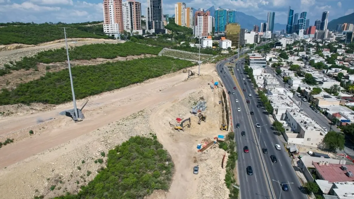 La obra mejorará la movilidad entre San Pedro y Monterrey, con un enfoque en el drenaje.