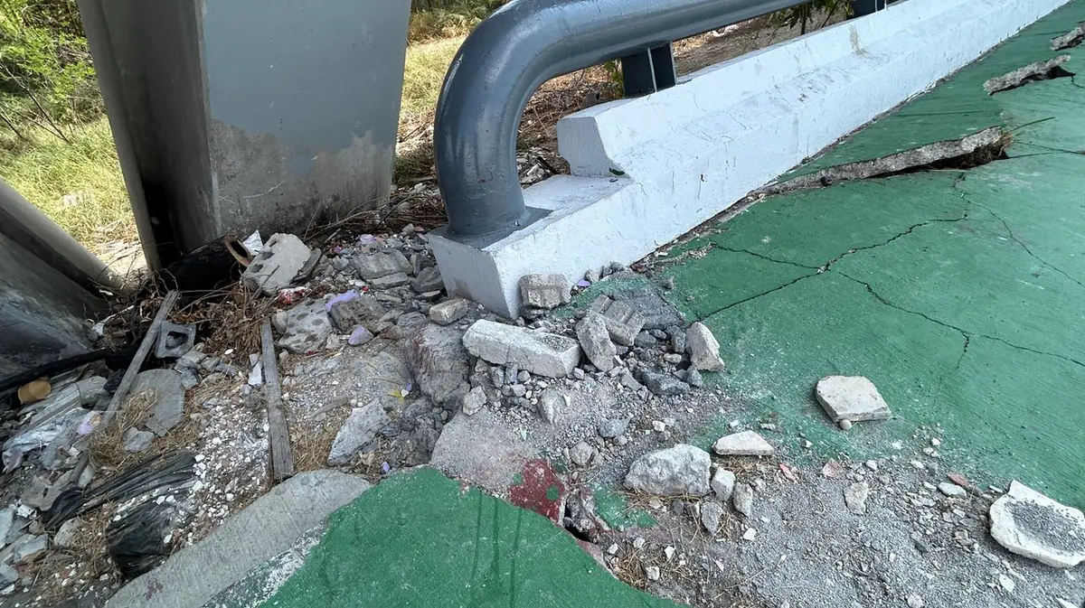Ciudadanos exigen reparaciones urgentes para proteger a peatones en Monterrey.