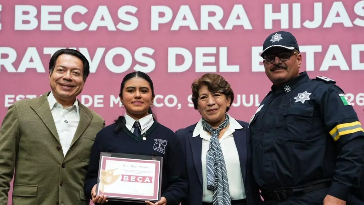 La entrega de becas se enfoca en hijos de policías y estudiantes de secundaria.