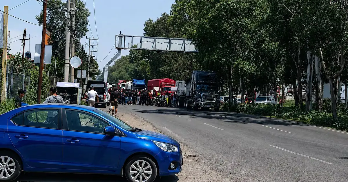 Una protesta parcial en la carretera afecta la circulación y causa largas filas de autos.