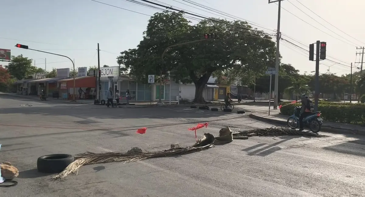 Residentes de la colonia Mulsay protestan por más de 48 horas sin electricidad.