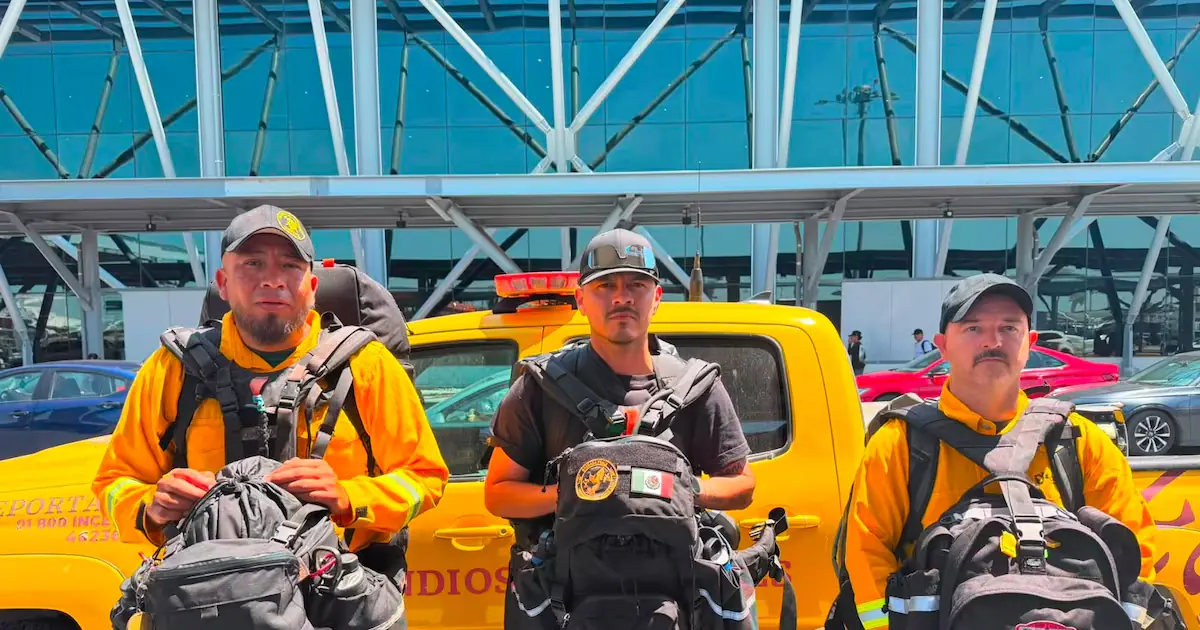 Brigada Fénix de Nuevo León se une a la lucha contra incendios en Ontario.