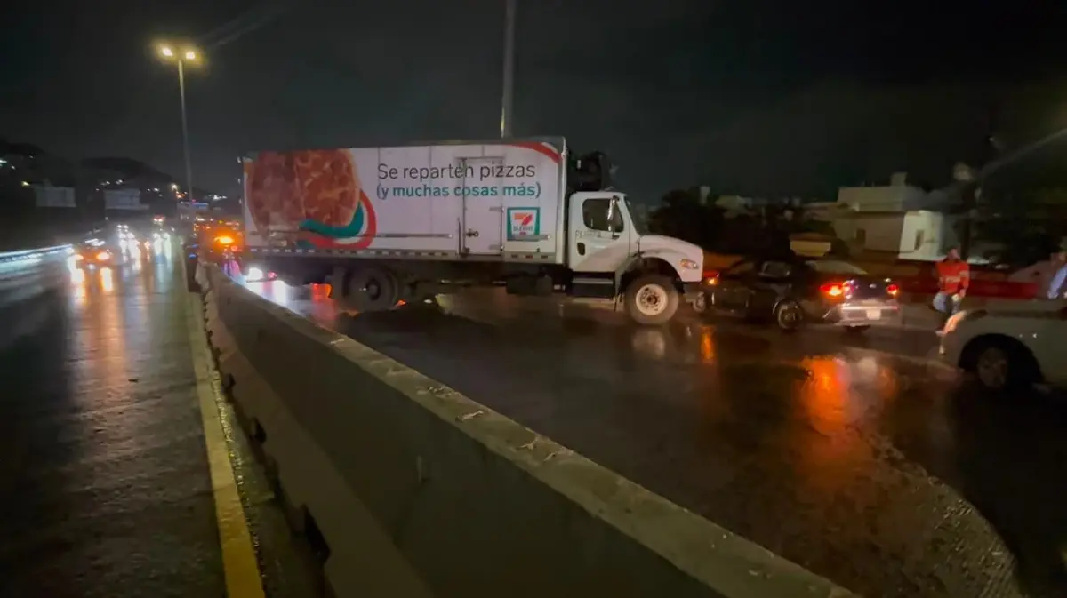 Un accidente vial interrumpe el tránsito hacia Monterrey, pero no hay heridos graves.