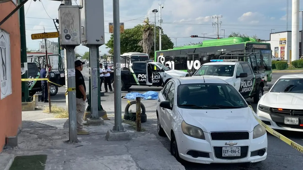 Dos mujeres perdieron la vida tras ser atropelladas en un cruce peatonal de Apodaca; el conductor fue detenido en el lugar.
