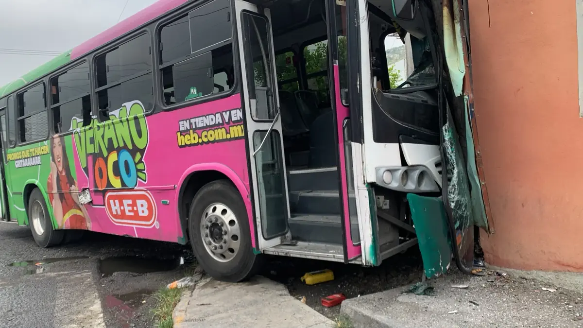 Una pasajera resultó lesionada y el conductor del camión se dio a la fuga.