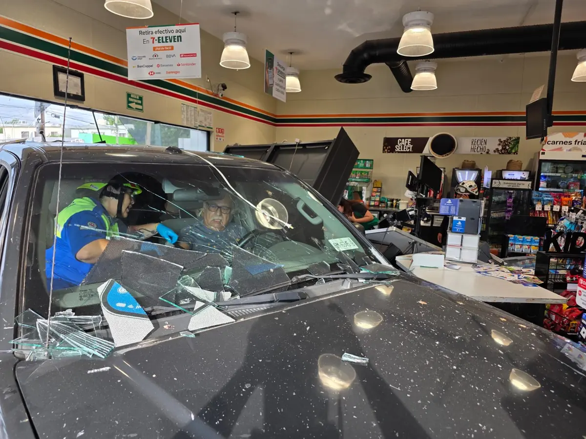 Tres personas resultan lesionadas tras un accidente en una tienda Seven Eleven.