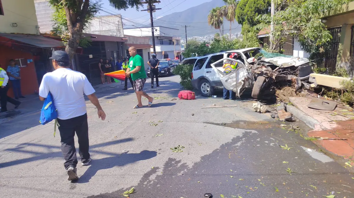 Dos personas resultaron lesionadas tras el impacto, movilizando a cuerpos de emergencia.