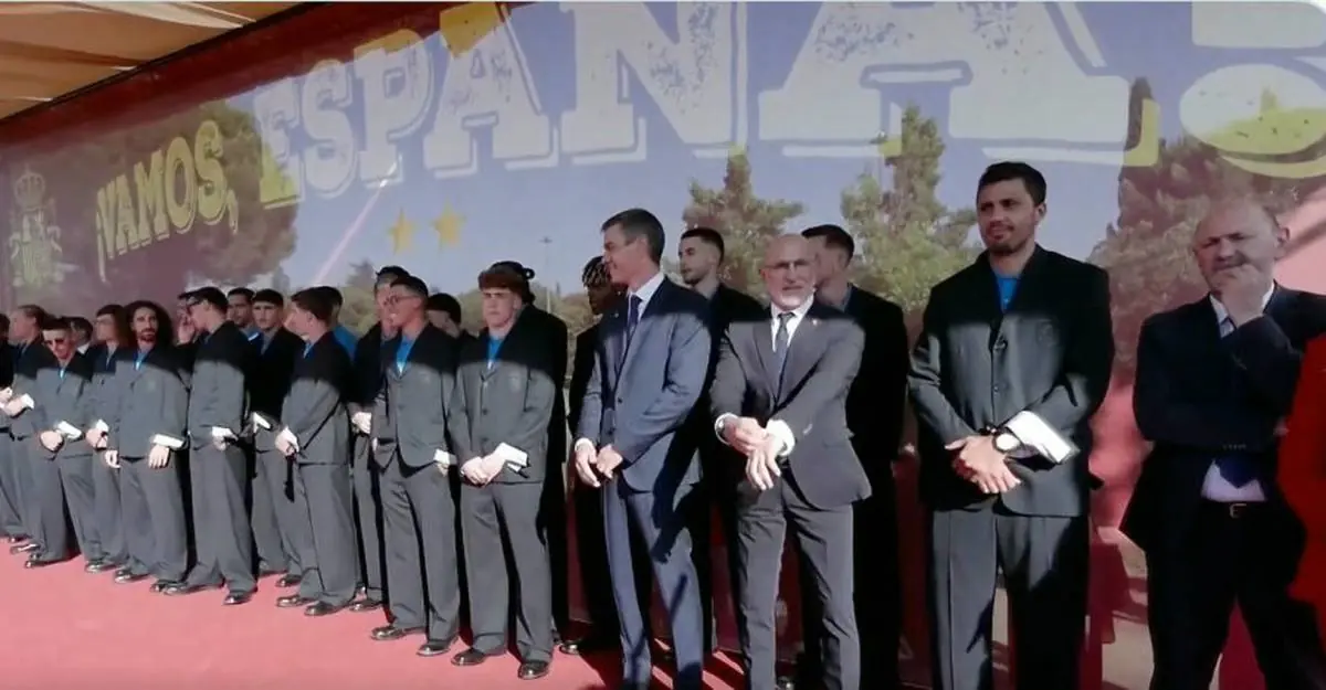 La selección española de fútbol celebra su triunfo en el Mundial con autoridades en España.