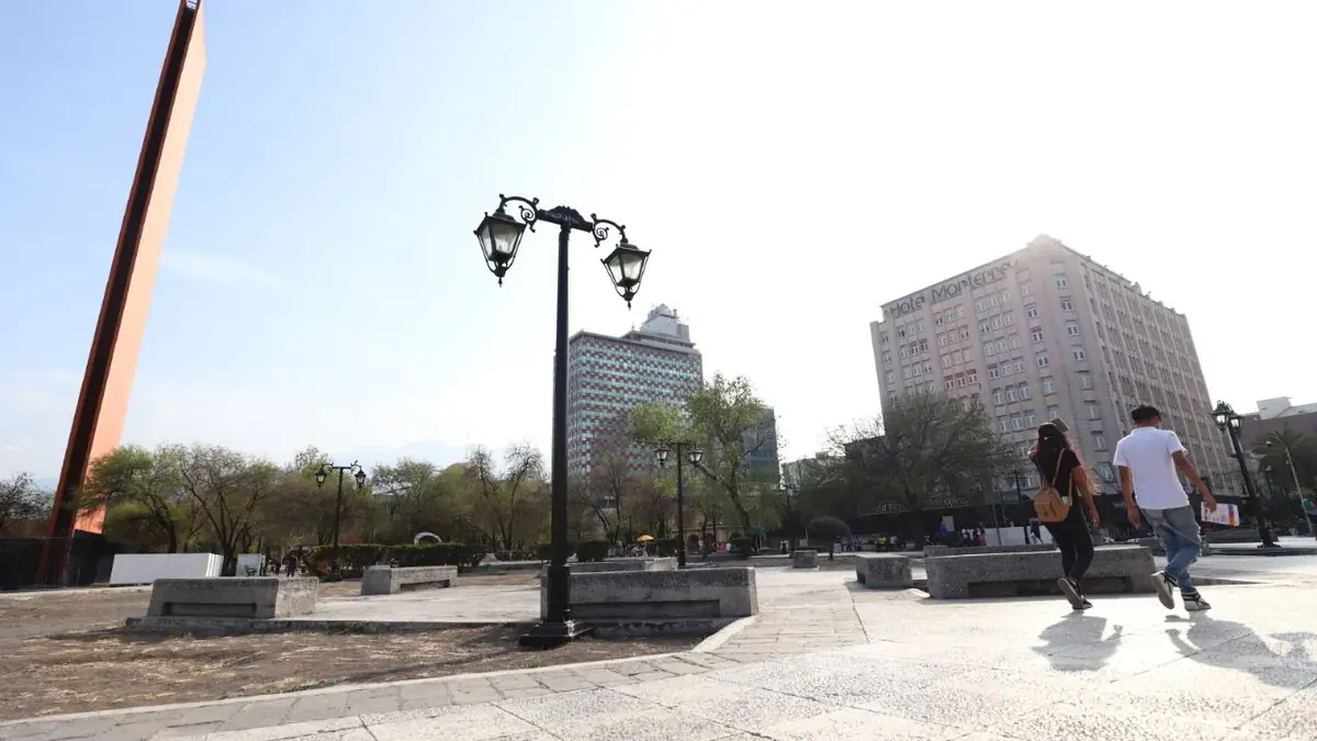 Las altas temperaturas afectan tanto a trabajadores como a espacios públicos en la capital de Nuevo León.