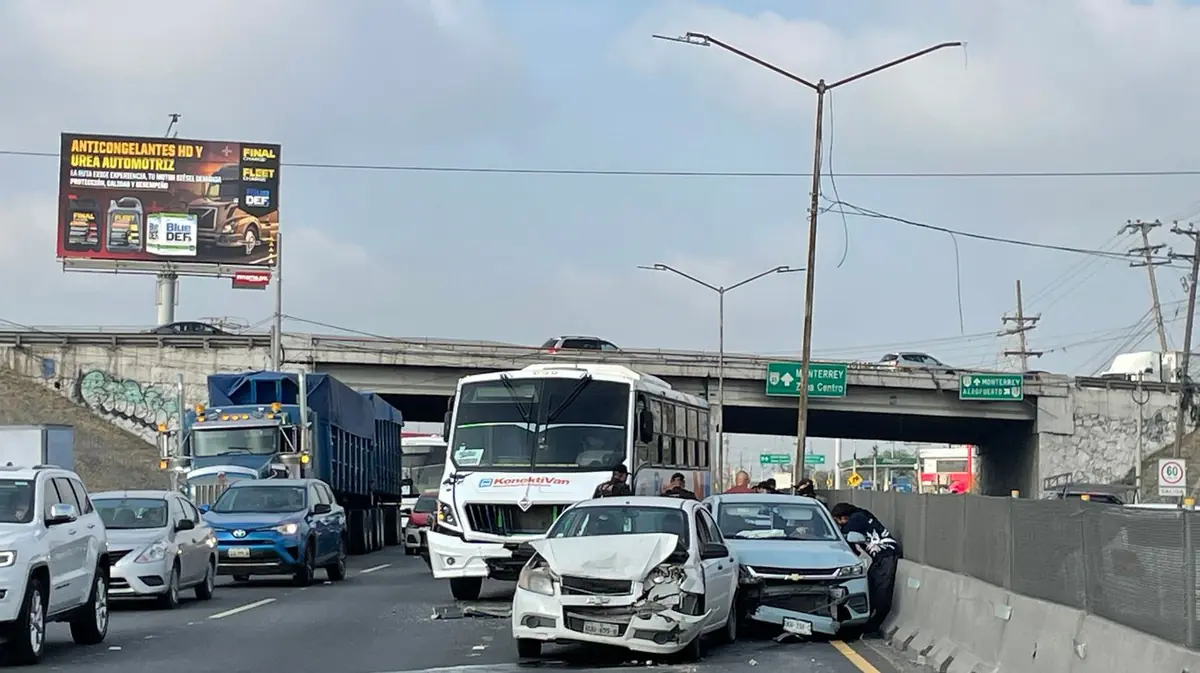 Un accidente en Apodaca generó un fuerte congestionamiento, pero no hubo lesiones.