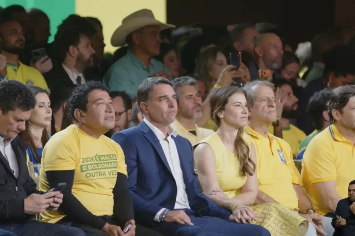 La decisión de Carlos Bolsonaro genera expectativas sobre su candidatura al Senado y las relaciones familiares en el entorno político.