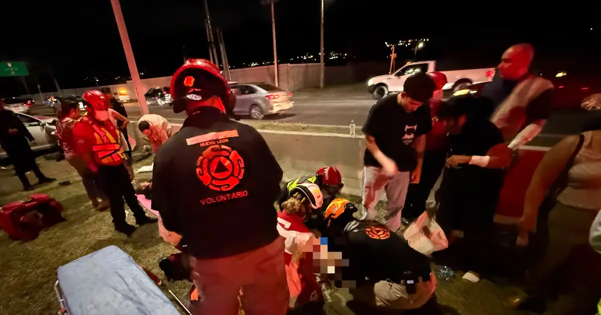 Ocho personas resultaron lesionadas en un choque en la Carretera Nacional en Nuevo León, una vía conocida por su peligrosidad.