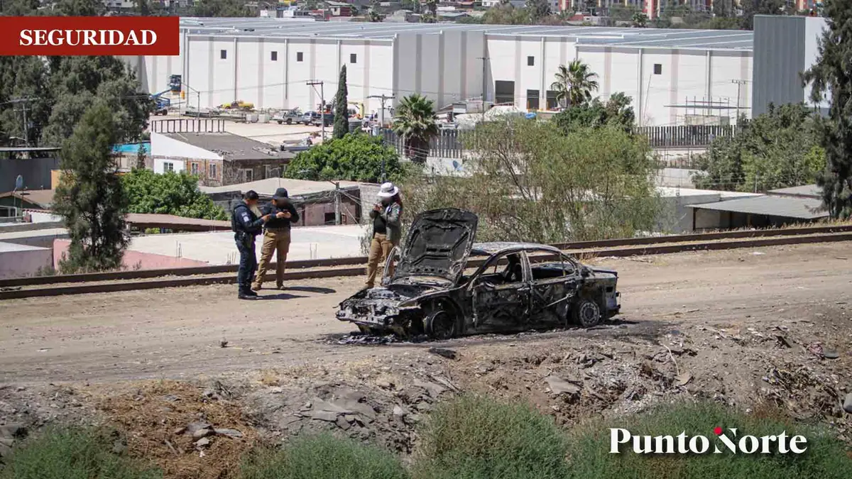 Un vehículo robado en Tijuana revela un cuerpo calcinado, elevando preocupaciones sobre la violencia en la región.