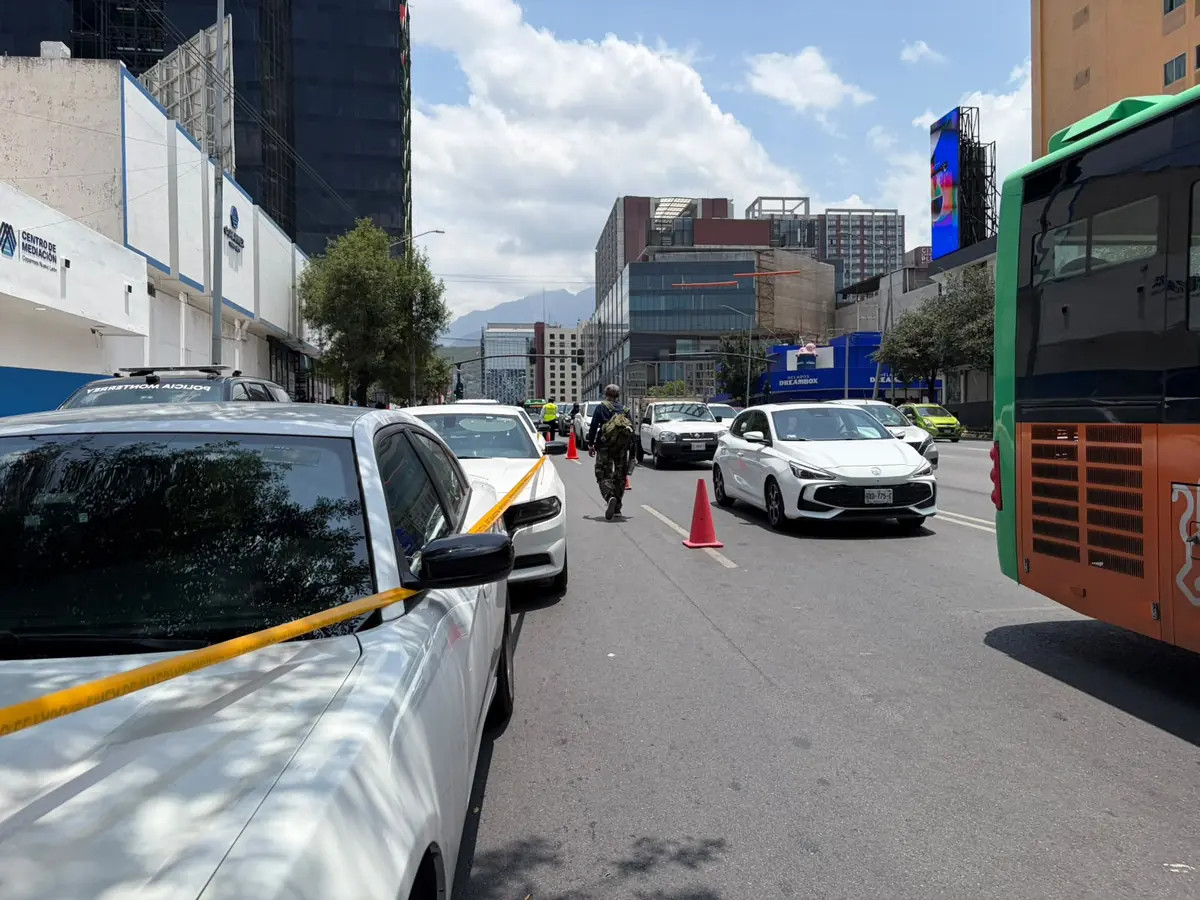 Un operativo policial detectó 123 dosis de drogas tras la detención de dos sospechosos.