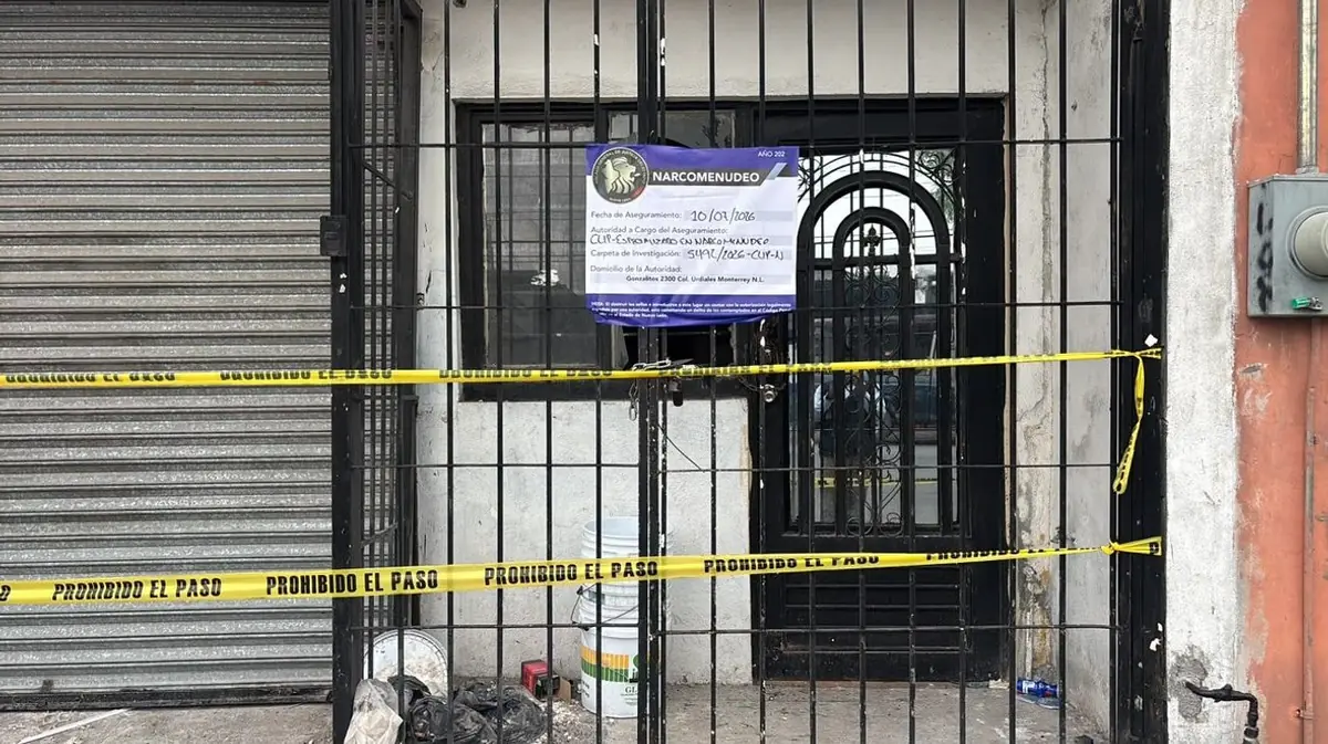 La Fiscalía de Nuevo León realizó un operativo en Residencial Los Robles, resultando en la detención de dos personas.