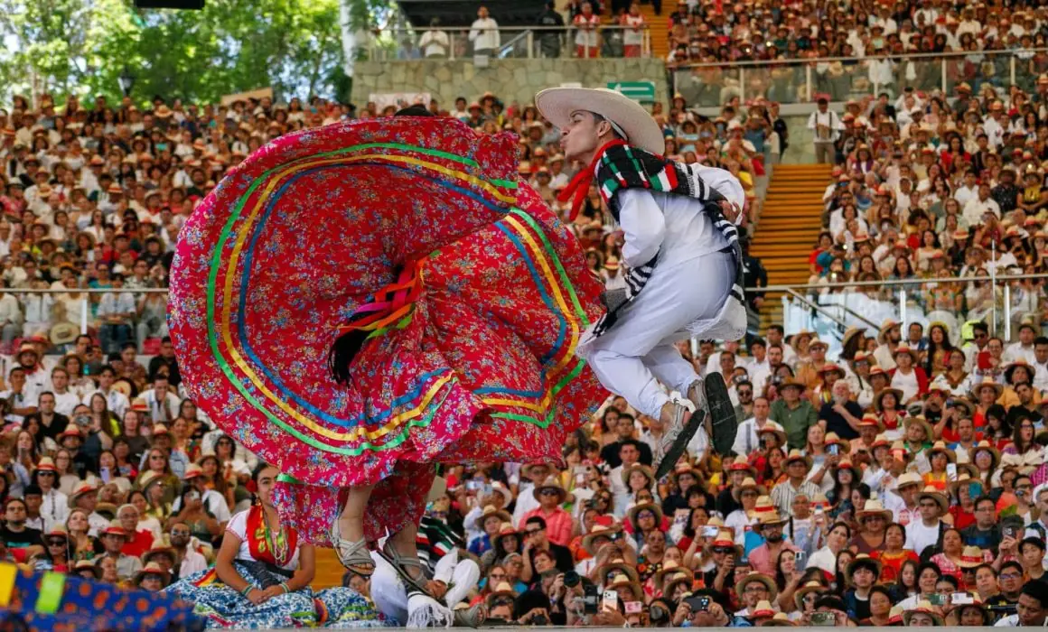 La edición de este año celebra la diversidad cultural de Oaxaca con música y danzas de sus 16 etnias.