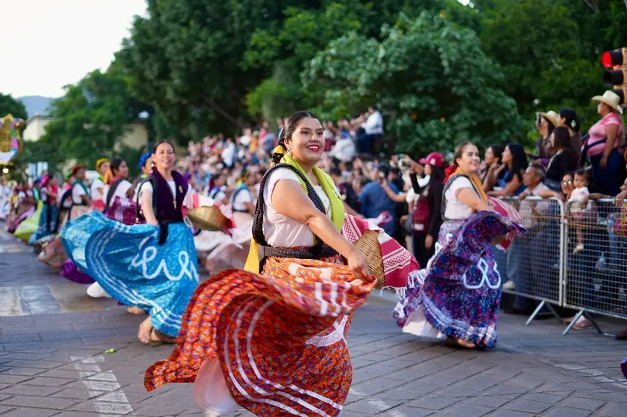 La Calenda de las Culturas celebra la diversidad de Oaxaca con música y danza, abriendo paso a la Guelaguetza 2026.