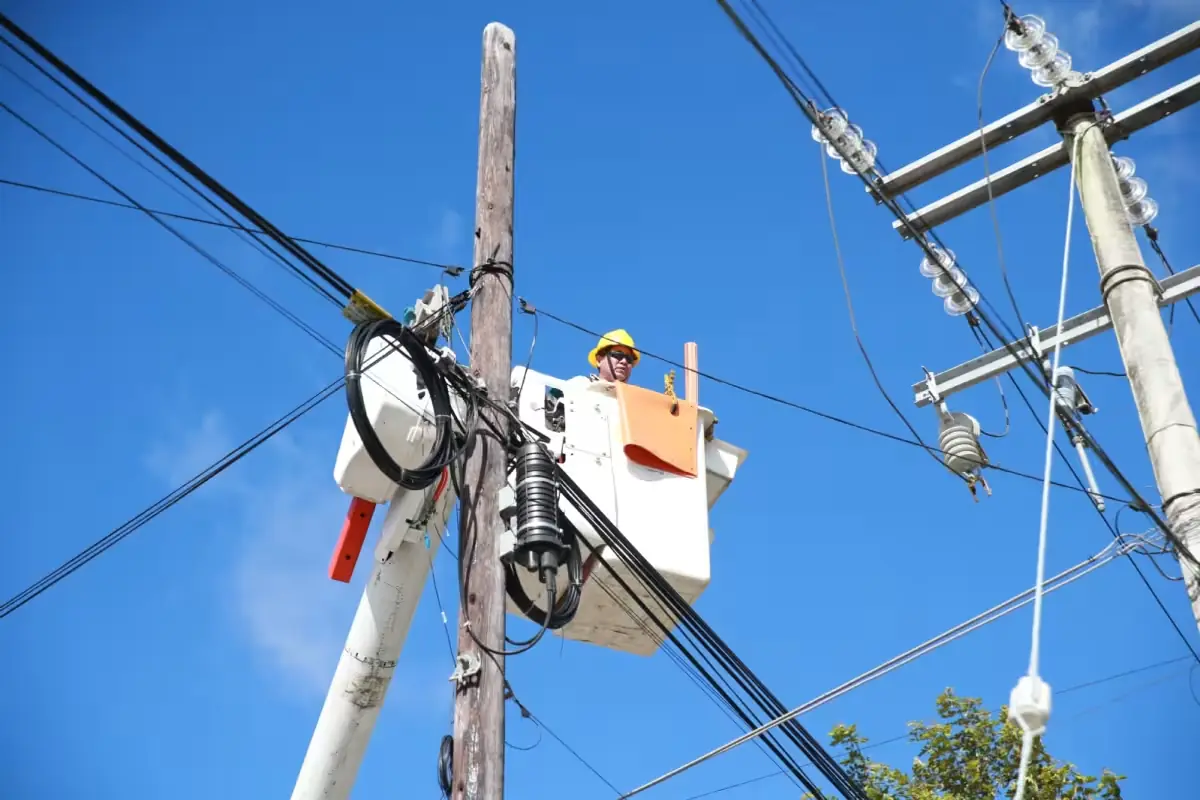 La Comisión Federal de Electricidad presenta un plan para mejorar el servicio eléctrico en Yucatán y alcanzar la electrificación total en 2028.